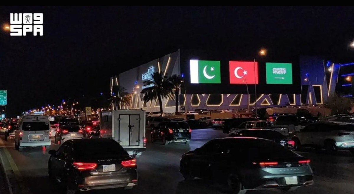 ALfalehaaa's tweet photo. عاصمتنا الجميلة الغالية (الرياض) تتزيّن بأعلام المملكة وتركيا وباكستان.. اللهم أعز الإسلام والمسلمين.
- لا يفرح بهذا الاتفاق إلا مؤمن محب لهذه الأمة ووحدتها وعِزها، ولا يكرهه ويبغضه إلا مَن في قلبه مرض وهوى وحقد. https://t.co/kmtIzkRuIF