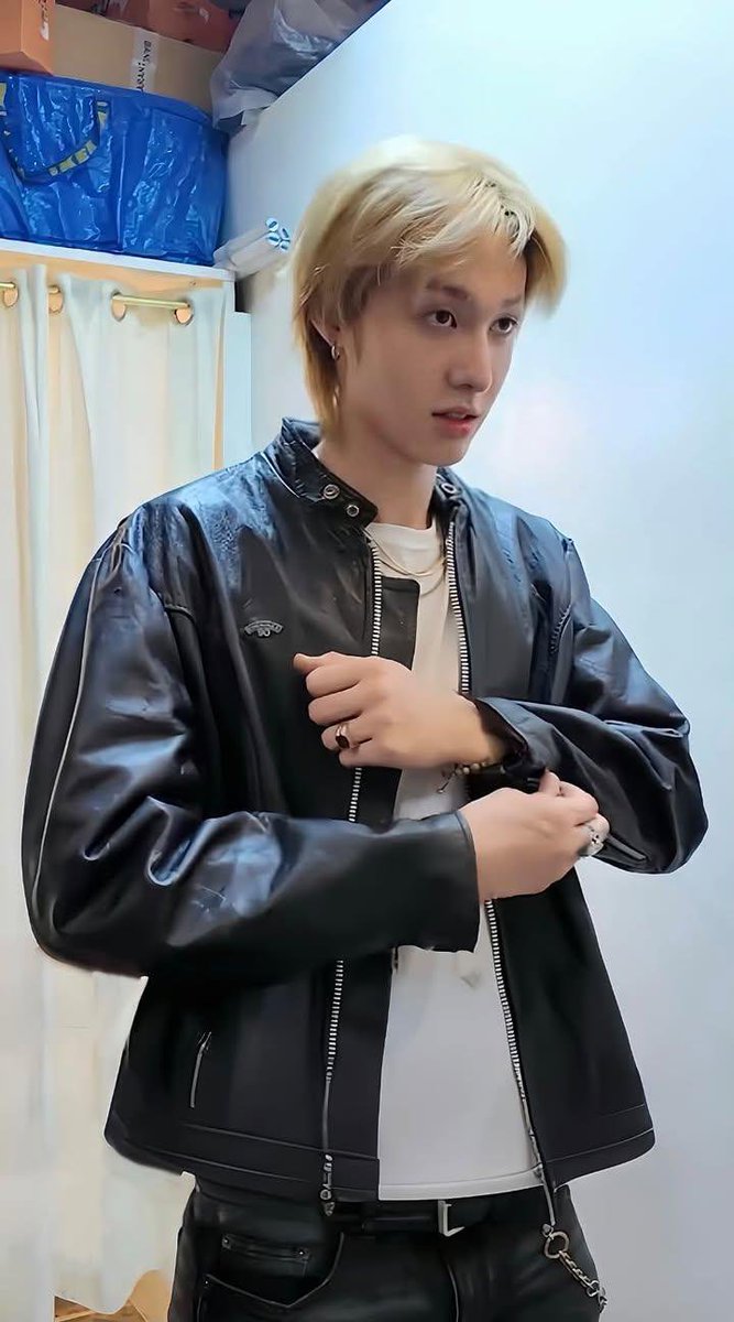 martinzhi_'s tweet photo. I fear I’ll never move on from Martin in that leather jacket 😭 he looked INSANEEEE

#MARTIN #마틴 https://t.co/bmYJAMQ8Qd