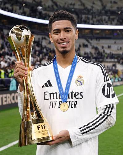 FAMOSOSNUD's tweet photo. RT = REGALO 🎁 
Atencion! ♥ Se filtra video del jugador de futbol del real madrid  ⚽️ "JUDE BELLINGHAM"  en el cual se lo ve masturbandose hasta acabar, tengo el video 📽️. 

Si quieres ver el video ve rapidamente al link que dejo en el primer comentario⏬ https://t.co/S0nHCF6VDG