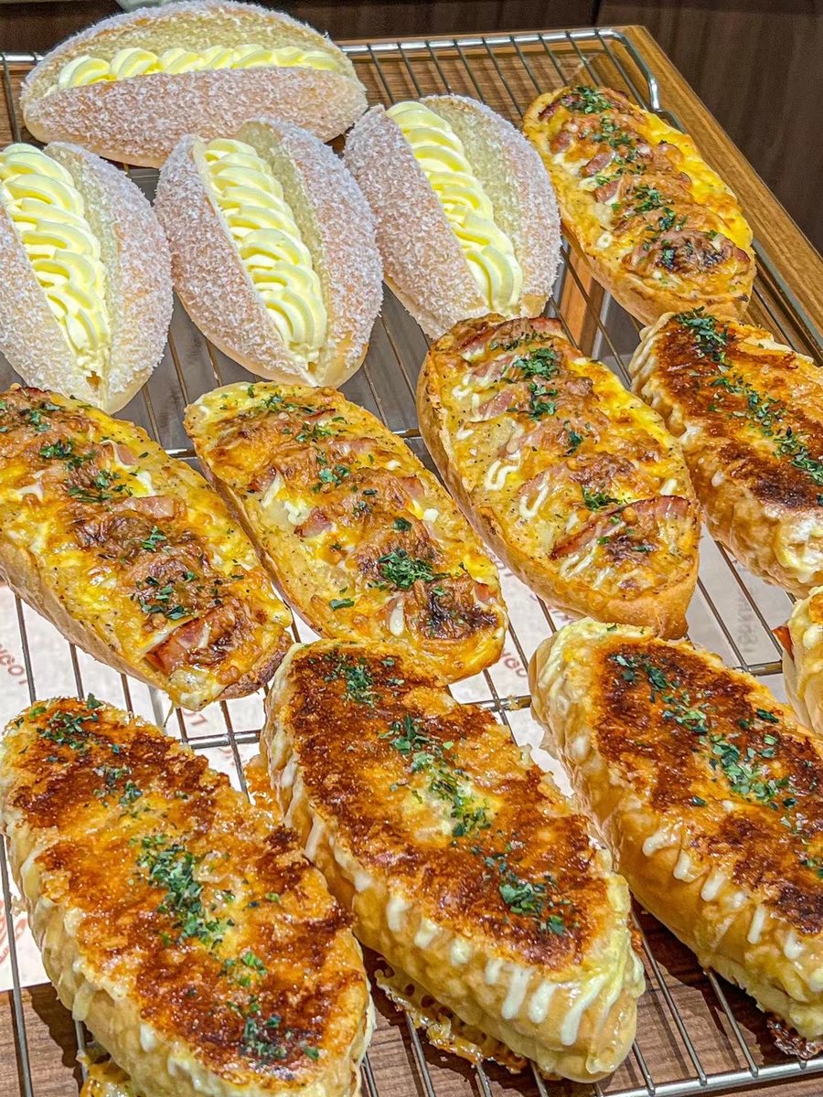 Shkoashiki's tweet photo. Just grabbed the warmest almond croissant from the corner bakery—flaky layers oozing with sweet filling, perfect morning pick-me-up , https://t.co/KyBDIiOZXU