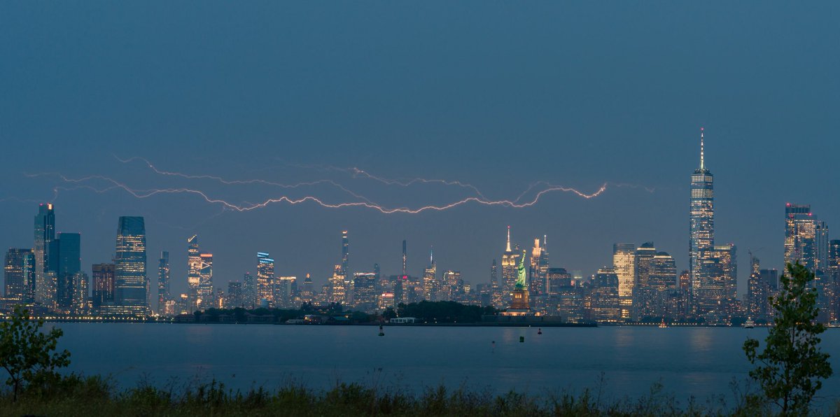 DanTVusa's tweet photo. Crazy storms hitting #NewYorkCity this afternoon. ⚡️⚡️⚡️
#thunder #Lightning #storm https://t.co/57gKCTsbUc