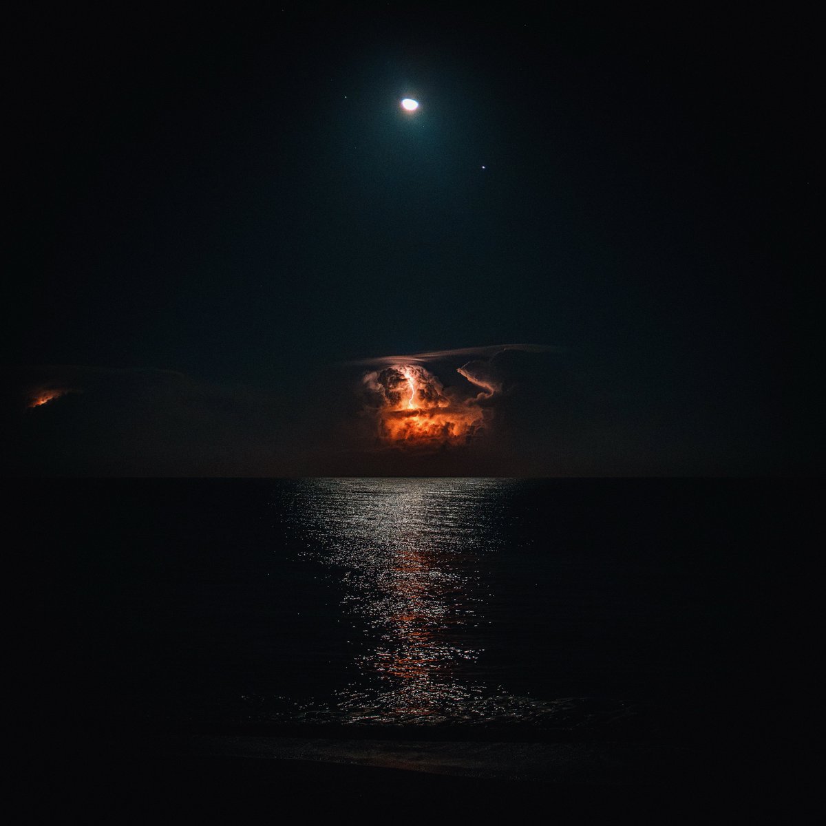 ChrisMcCurdy91's tweet photo. Florida day -night https://t.co/Ux3sH1iypZ