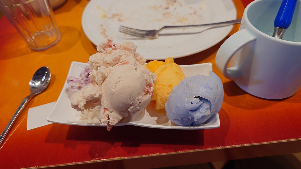 umi_bps's tweet photo. 8月のスイーツパラダイス
青系のデザートって見た目だけで涼しくなるよね https://t.co/TsKLyrWUQH