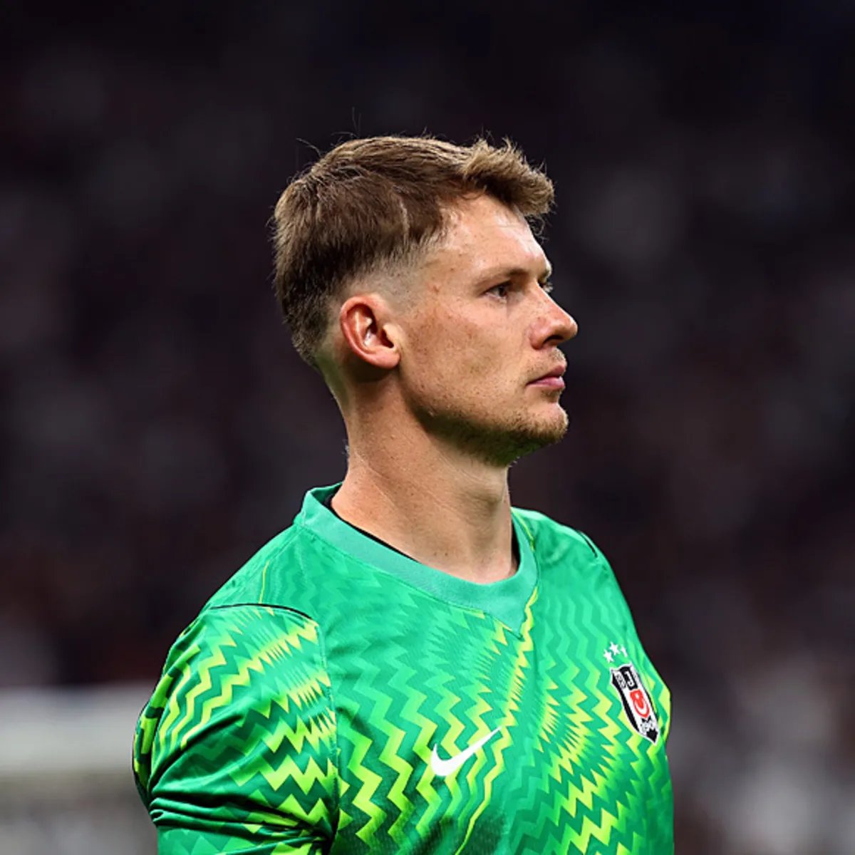 berkcanoguslu's tweet photo. Beşiktaş gol yemeden 3'te 3 yaptı ama Kralove karşısında da transfer diye bağırdı takım. Verilerden bile bunu anlıyoruz;

Beşiktaş 21 şutta 2.22 xG ile 1 gol buldu.
21 şutta yalnızca 5 isabet var.
21 şutun 10'u ceza sahası dışından.

Kralove ise 12 şutta 8 isabet buldu.

Net şekilde kaleci maçı olduğu belli. İyi ki Nubel var, tekrar söyleyelim.

Mesela bu 3 maçta totalde 6.85 xG var ve 4 gol atıldı.
Ayrıca 3.43 xG yemişiz ve gol yememişiz. 

Bakın çok net söylüyorum bu sürdürülebilir bir şey değil. Spesifik bir şey. 3 günde bir maçlar başlıyor ligle beraber. Maç tarafında da pozitif hava yakalayamazsınız sayın yönetim. 

Nubel'in ekstra bireysel performansı bu kadar göz önündeyken transferde hızlanmak lazım.

Ama ön taraftaki kalite eksikliğini unutmayalım. Ayrıca Beşiktaş pozisyona girmek için çok çaba göstermek zorunda kalıyor. Bu sürdürülebilir bir şey değil.
