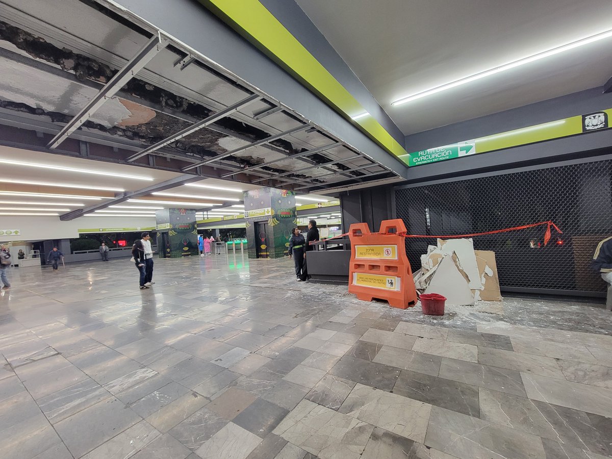 evilisrael_'s tweet photo. Asi las cosas en la recientemente inaugurada estación Universidad de la línea 3.

Según reportes,  fue por las lluvias que los plafones de tabla roca no soportaron. 

#metrocdmx https://t.co/GOJt5XPhFp