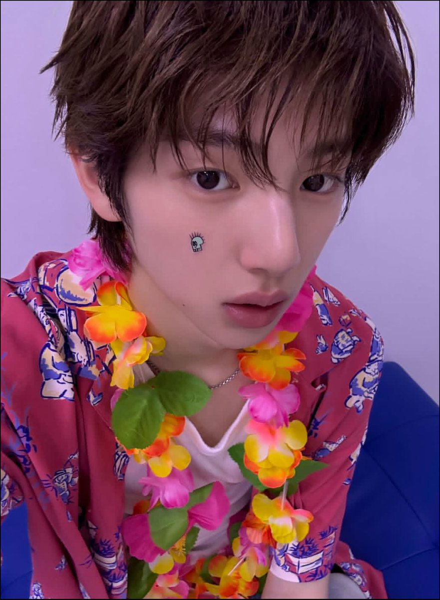 juuhoont's tweet photo. wrapped in flowers and summer colors  🌺☀️ https://t.co/tBuDdfhAO6