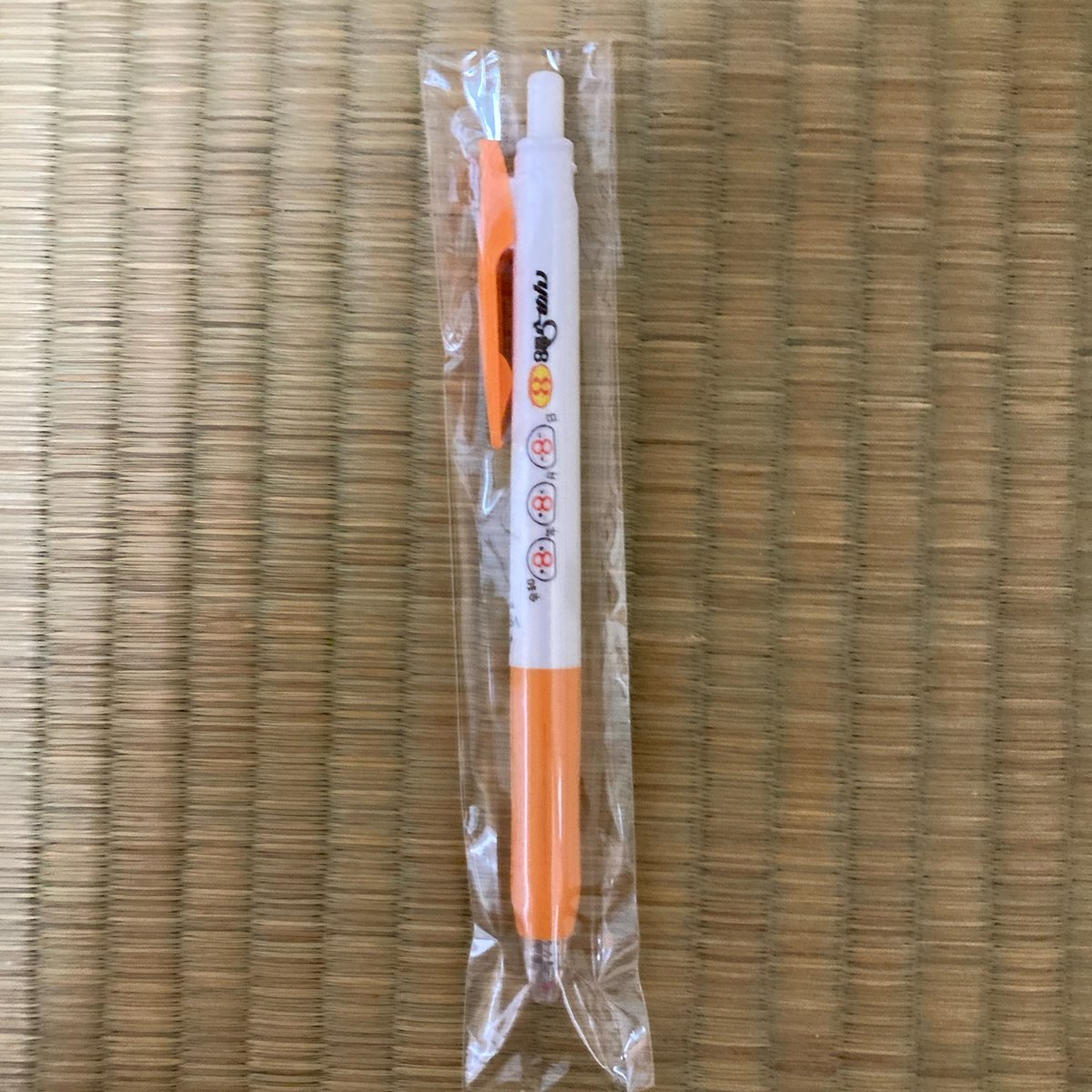nk45874113's tweet photo. 8月8日に実家に帰省して最初にやるべきこと→8番らーめんのボールペンの査収。 https://t.co/rGyG2HMPTW