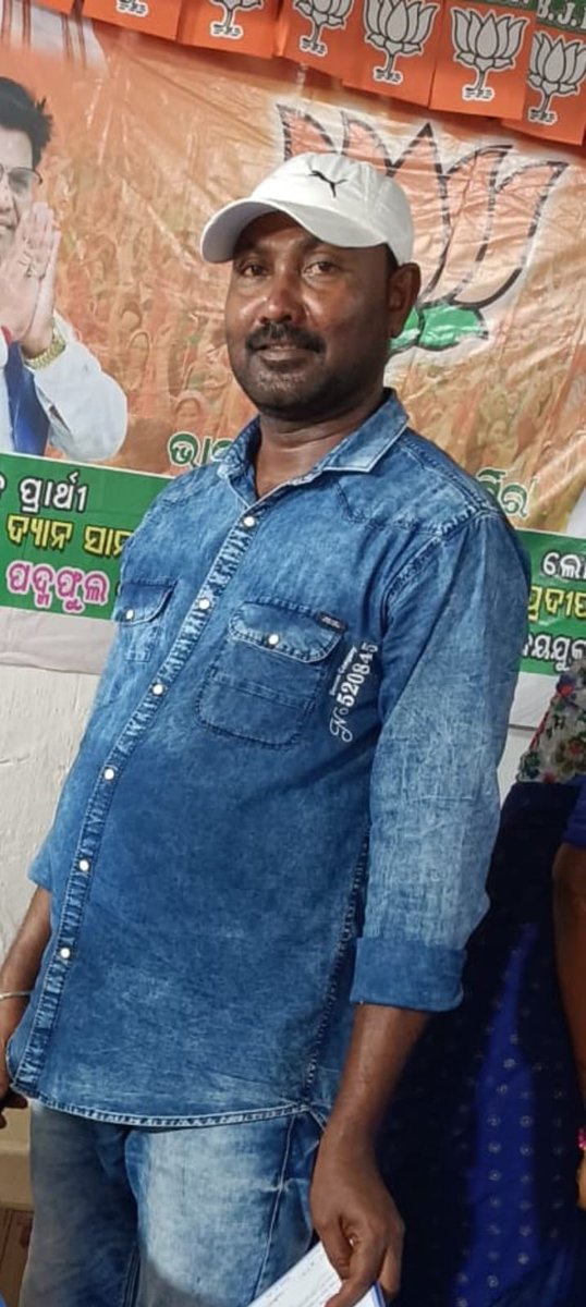 News18Odia's tweet photo. #ଏମିତି_ବି_ଆସେ_ମୃତ୍ୟୁ
ବାଇକରେ ଯାଉଥିବା ବେଳେ ମାରିଲା ବଜ୍ରପାତ
ବଜ୍ରପାତ ମାରିବାରୁ ଯୁବକଙ୍କ ମୃତ୍ୟୁ
ବ୍ରହ୍ମପୁର ବଡ଼ପଲଙ୍କ ଗାଁର ବିଜୟ ରେଡ୍ଡୀଙ୍କ ମୃତ୍ୟୁ
ବାଇକରେ ଚିକିଟିରୁ ନିଜ ଗାଁ ବଡ଼ପଲ ଯାଉଥିଲେ ଯୁବକ
ବଜ୍ରପାତରେ ରାସ୍ତା ଉପରେ ଟଳି ପଡ଼ିଲେ ବିଜୟ
#Berhampur #Odisha #Lightningdeath https://t.co/1Sq2weY2Lx