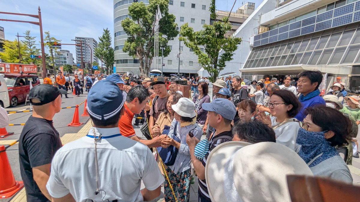 jinkamiya's tweet photo. 和歌山市議会議員補欠選挙
【森川よしき】候補の応援に
和歌山に行ってきました。

3つの議席を８人で争う厳しい戦いです。
今のところ３人の自民党候補が優勢とのこと。なんとしても森川よしきを当選させるため、マイク納めには梅村みずほが応援に入ります！

＊妨害が多く、聞き苦しくて申し訳ありません。

【LIVE】参政党　街頭演説　和歌山県 和歌山市役所前　神谷宗幣 森川よしき　2026年8月8日（土）11：00～ #ひとりひとりが日本 #日本... https://t.co/iLga3QryXO @YouTubeより