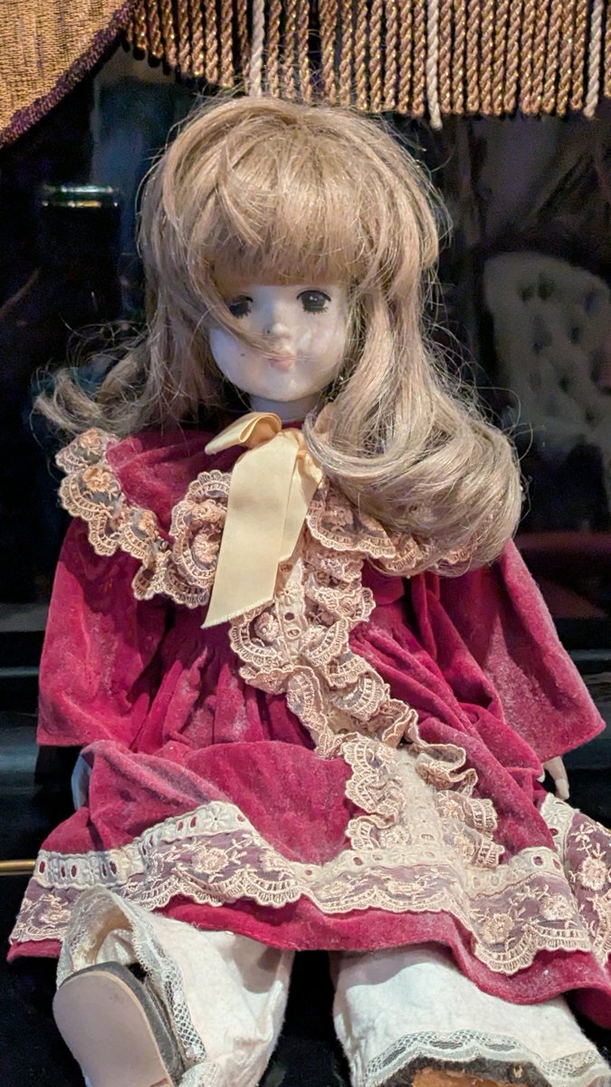 mimika666's tweet photo. 「家に古い日本人形がある人は、今すぐひっくり返して服の中を見てほしい」

​人形にまつわる少し不気味な話。

​『生人形』を覚えている方はいますでしょうか？

幕末から明治にかけて爆発的ブームとなった、超リアルな伝統工芸・見世物。

私が​子どもの頃に読んだオカルト雑誌で、
『これが生人形だ!!』という激しめな煽りタイトルとおどろおどろしい写真と共に、

​『人間の髪、血、肉片、粘土には骨の粉末を混ぜて作られた、造形者の狂気の執念が宿る人形…云々』

​と書かれた特集に、強い衝撃を受けたのを覚えている。

しかし​実際には、見た人々があまりの精巧さに「まるで生きている人のようだ」
と言った言葉に尾ひれがついた都市伝説だった…というオチなのだが、

実は完全にフィクションではない。

​日本には、より美しさを求め、「人毛」を使う技法で造られた市松人形が存在し、供養を願って、遺骨を練り込む「骨灰仏（こっぱいぶつ）」が実在している。

都市伝説ブームの片隅で、執念ではない「生人形」は静かに実在しているのだ。

​私の副業の霊障鑑定の中でも
「日本人形を視てほしい」
という依頼が少なからずある。

そして、何かを宿していそうな人形をみつけると、私は必ずその人形をひっくり返します。

​なぜかというと、そういった人形の肌着には、
“誰かが着ていた本物の着物の切れ端”
が使われていることが多いからだ。

その​素材や質感から時代が推測でき、誰がどんな思いで残したのかを読み解く手がかりになる。

​私の副業は置いておいたとしても、
現在のこの時代にも、誰かの念がこもった「生人形」は、今も日本の一般家庭のどこかの家屋にひっそりと眠っているのが現実だ。

​もし思い当たる人形があれば、一度ひっくり返してみてほしい。

誰かの思いのこもった肌着を身に着けているかも知れません。