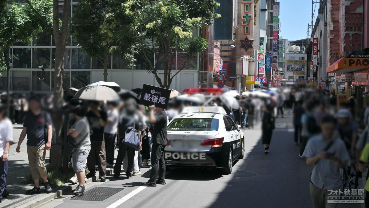 PhotoAkiba's tweet photo. キーボード・マウス無料配布。一時は車道に人が溢れて混乱しましたが、現在は列が再形成されています。万世橋警察署の協力ほんとうにお疲れさまです。(整理券配布など状況を詳しくパトカーからアナウンス📣していて事態がわかりやすい) https://t.co/2CkmZKNZuj