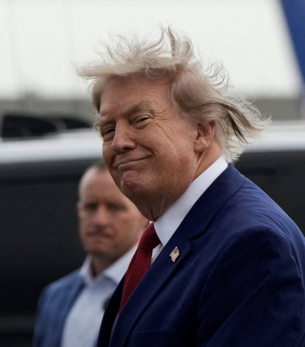 krassenstein's tweet photo. Actual photo of Trump today at Newark Liberty International Airport. https://t.co/1sN7S5h4f3
