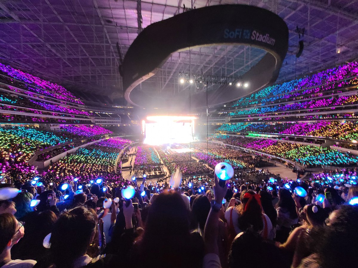 QueenMoogiee's tweet photo. I have a photo of the venue with all the lights still on my phone because it was an amazing sight. We need it back 🙏🙏 https://t.co/Ea6AvBxJhr