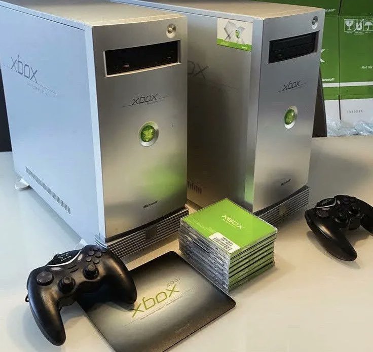 Xbox_Nostalgia's tweet photo. Microsoft Xbox Alpha 1 and 2 Development Kits (2001)

These were prototype computers used by game studios between 2000 and 2001 to create and test games before the original Xbox console was built. https://t.co/iihQm6RScV