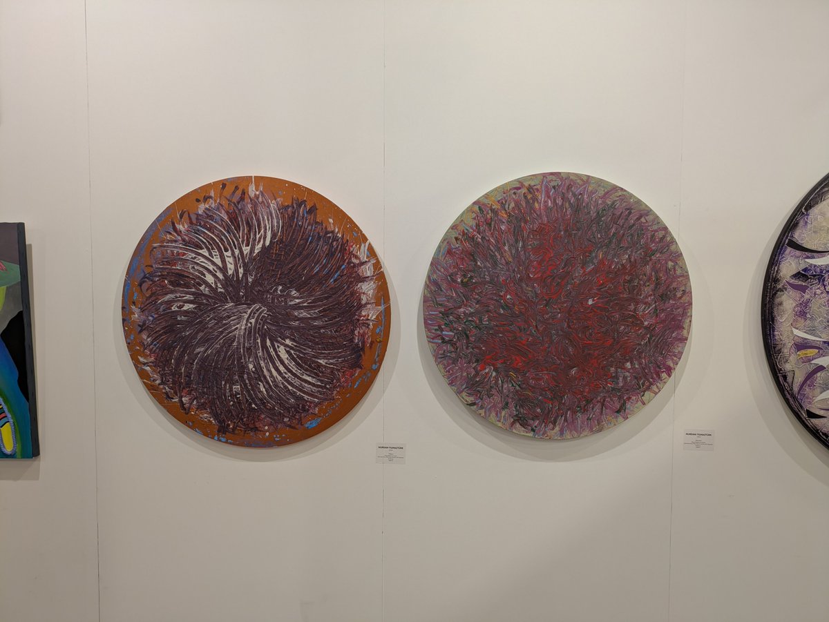 fuitsu_h's tweet photo. 会場内風景。最後の絵はトルコのアーティストさんの作品。近くのブースで、トルコに皆は日本の皆さんが好きで親しみを感じているのだと、いつも親切にしてくださった..😭❣️ https://t.co/EhNNzymJYP