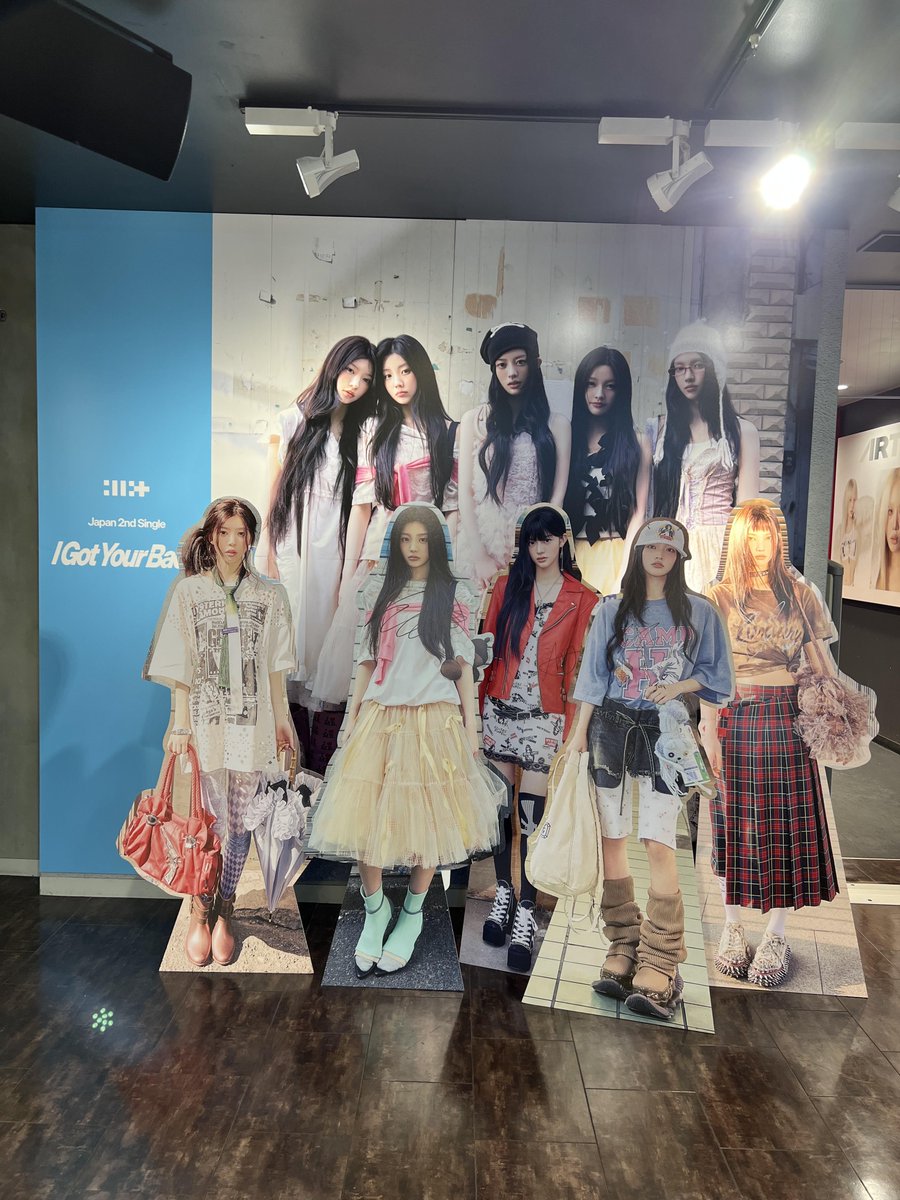 TOWER_Shibuya's tweet photo. 【#タワ渋kpop】

#ILLIT  Japan 2nd Single『#I_Got_Your_Back』
5Fレジにて全形態販売中🩵

🎁特典🎁
・POPUP限定！ラキドロ
・ラキドロフォトカード（Official MV絵柄A）
※POPUP限定ラキドロとは絵柄異なります。
・タワレコフォトカード (未公開絵柄F) 
※フライヤーは終了

5Fにてパネル展と等身大パネル展示中🌟
ステッカーラリーや特別レシート施策も
まだまだ継続中✨
🔗https://t.co/vWHFd9NWpr

#GLLIT の皆さま！
ご来店お待ちしております🙌

@ILLITjpofficial
@ILLIT_official
