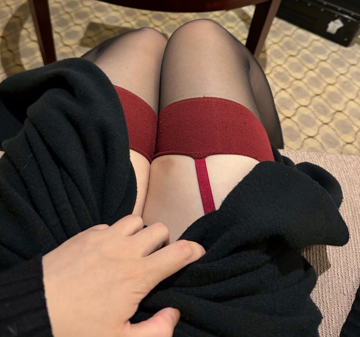 JJuu66's tweet photo. 天气热也不影响我穿丝袜出门故意勾引人 https://t.co/o20TJXtrVi