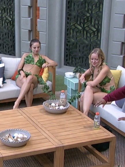 bugilybug's tweet photo. when you have a friend #bb28 https://t.co/Ipuf69YndV