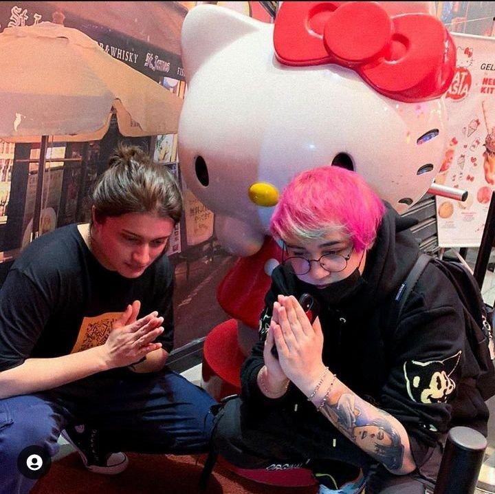 https_KittyStar's tweet photo. que gênero de foto eh essa https://t.co/bkktsdwWWh