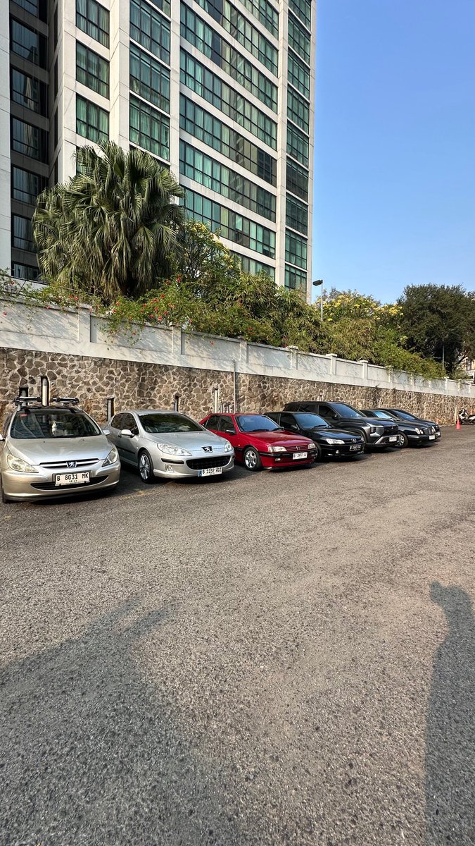 raplikkkk's tweet photo. french (lovely) shitboxes https://t.co/HGgL5XyPZq