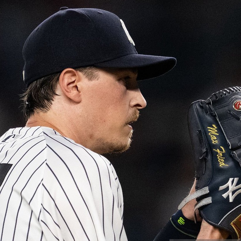 FriedCrave's tweet photo. Two close-ups of Max from tonight's game 

(via Michael Urakami/Getty Images) https://t.co/4yRw1BLoTC