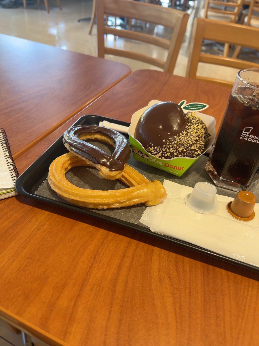 kawabro's tweet photo. 狂乱やらしくお願いします週末ミスド部キタァだてことで久々来てみたらもっちゅりんの次はミセスさんに媚び始めてて草あと2種類あるみたいだけど俺の前に並んでたオヂが手で取っててなんか嫌だったからまた来週に持ち越し。
#週末ミスド部
#ぶ飯
#みられてる意識持てよ
#老害
#華土 https://t.co/mUtaqaxWKq