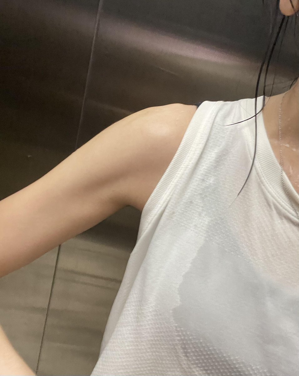 chenyr_cyr's tweet photo. 운동이 끝난 후에 몸은 비가 오듯이 땀이 나고, 비는 계속 내리고, 분위기는 시원찮아 https://t.co/xQ6m20BJT9