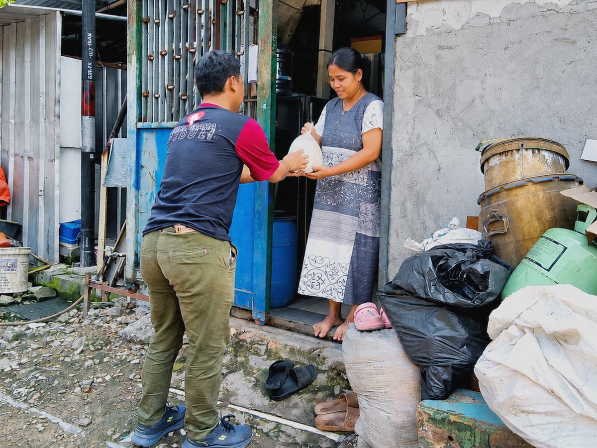 agpeduli's tweet photo. Artha Graha Peduli kembali melaksanakan kegiatan penyaluran Program Beras Jumat sebagai bagian dari komitmen berkelanjutan dalam membantu masyarakat pada Jumat (7/8/26). #AGPeduli #ArthaGrahaPeduli #BerasJumatAGP https://t.co/r7lzjvQxsY