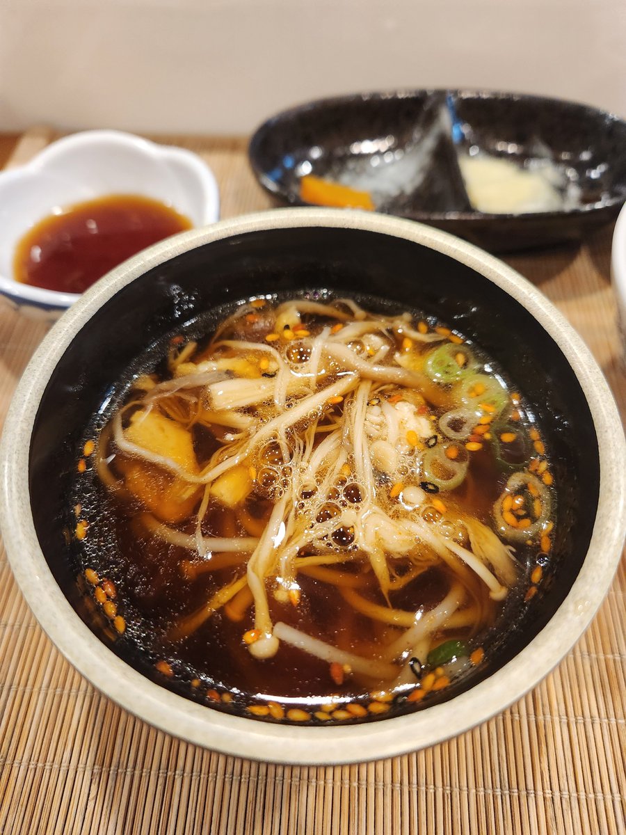 la_vie__'s tweet photo. 제주 오마카세에 (혼자) 가서 다찌에 앉아 사장님과 이런 저런 얘기를 하다가 마지막에 주신 국수면이 너무 맛있어서 여쭤보니 제주도는 동남국수를 쓴다고 알려주셨다. 시판 소면을 별로 안 좋아하는데 내입엔 면이 뭔가 달랐다. 찾아보니 스마트스토어도 있음!

https://t.co/iyVACo0Vbs https://t.co/GSdhO9BkW1