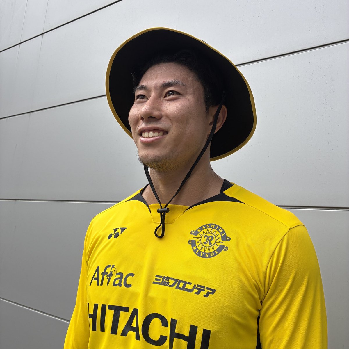REYSOL_Official's tweet photo. 🟡⚫️GOODS INFO ⚫🟡

新商品のアドベンチャーハットを #細谷真大 選手と #久保藤次郎 選手に被ってもらいました👒 顎下の紐がついてるので風が吹いても飛ぶ心配はありません🌪️

また人気商品も多数再入荷🙌
今シーズンのユニフォームも販売しています！選手と同じユニフォームを着て、最黄の応援をお願いします☀️

#柏レイソル
