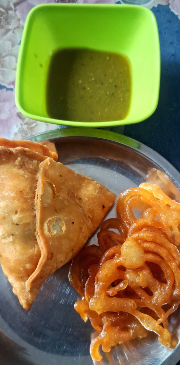 Dinglish_Samosa's tweet photo. Content creator policy gayi तेल lene... Aap daba kar samosa jalebi ka breakfast karo 😋 

जीवन धन्य हो जाता है weekend पर 😄 https://t.co/n2phqUJx0m