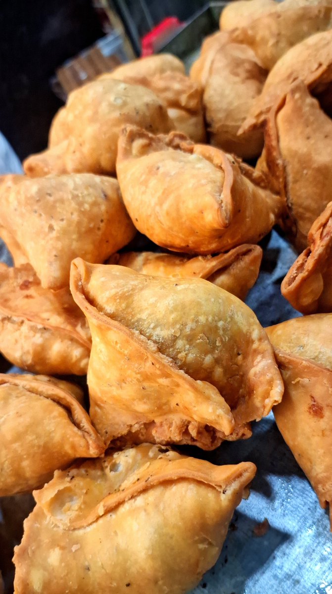 Dinglish_Samosa's tweet photo. Content creator policy gayi तेल lene... Aap daba kar samosa jalebi ka breakfast karo 😋 

जीवन धन्य हो जाता है weekend पर 😄 https://t.co/n2phqUJx0m