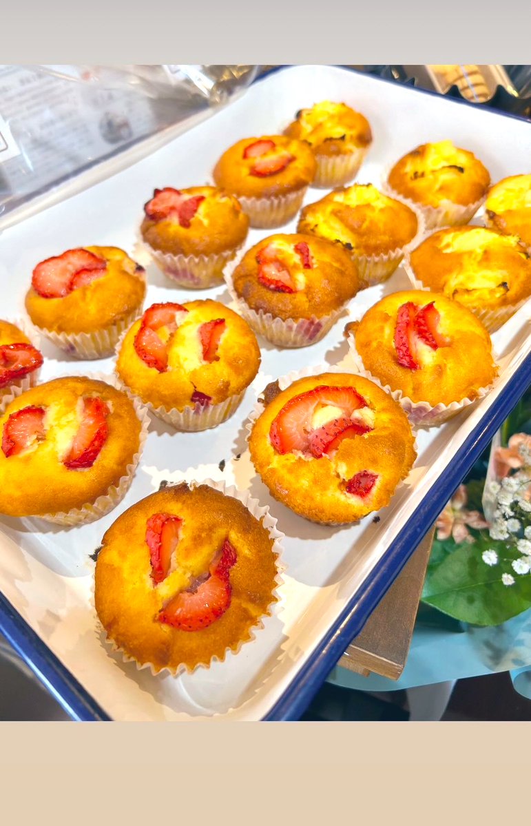 amuchoco_staff's tweet photo. 令和8年8月8日(土)✨
本日焼きたてマフィンとクレープ販売🧁
・苺マフィン/甘夏チーズマフィン
・苺クレープ/レモンマーマレードクレープ各10食
【その他】
ガトーショコラ/カシスオレンジタルト
桃のせロールケーキ/パインチーズケーキ
玄米スコーン/プリンorプリンパフェ🍮
✳︎13時open19時close https://t.co/tS8JLKcjKA