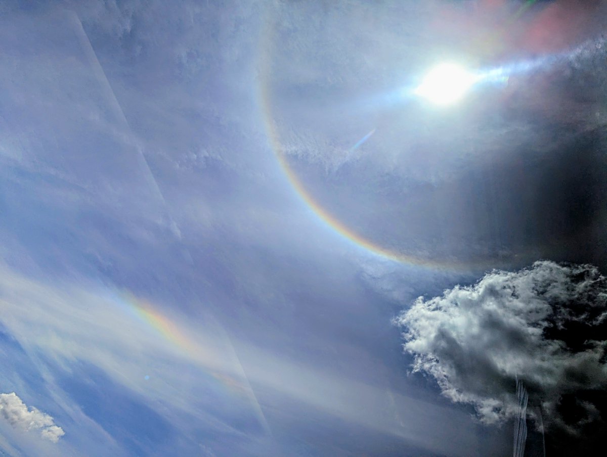nearr_aaccount's tweet photo. *

太陽の周りのハロ(虹の輪)と
彩雲を同時に見れると幸運の兆しだそうです

皆さんのところからも見れますか
ただハロが出るとお天気は下り坂だそうです

涼しくなるといいですね

* https://t.co/9xaqGQqiYI