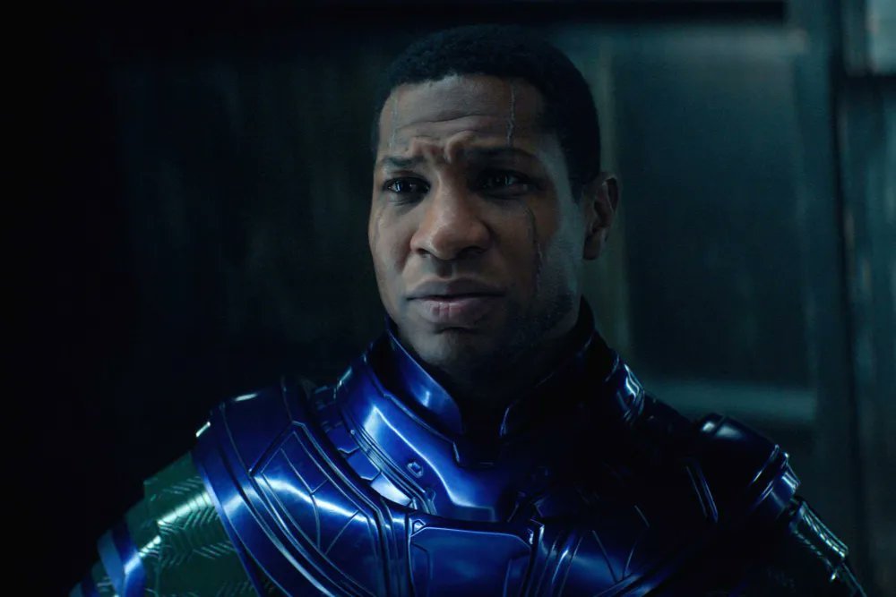 tsuki1751731's tweet photo. Kenapa Avengers: The Kang Dynasty akhirnya berubah menjadi Avengers: Doomsday? 🤔

Marvel awalnya menyiapkan Kang sebagai villain utama saga Multiverse. Namun rencana itu berubah drastis setelah Jonathan Majors dipecat.

Pada Desember 2023, Majors dinyatakan bersalah atas satu dakwaan assault dan satu dakwaan harassment terkait kasus dengan mantan pasangannya. Marvel dan Disney kemudian langsung memutus hubungan dengannya.

Ditambah performa Quantumania yang tidak sesuai harapan dan mulai munculnya kejenuhan terhadap cerita Multiverse, Marvel akhirnya mengubah arah.

Perubahan kreatif juga terjadi setelah Destin Daniel Cretton dan Jeff Loveness meninggalkan proyek.

Akhirnya, The Kang Dynasty dirombak menjadi Avengers: Doomsday, dengan Robert Downey Jr. sebagai Doctor Doom dan Russo Brothers kembali sebagai sutradara.

Jadi, bukan cuma satu alasan. Kepergian Jonathan Majors, respons terhadap Kang, perubahan kreatif, dan strategi Marvel yang berubah semuanya ikut berperan.