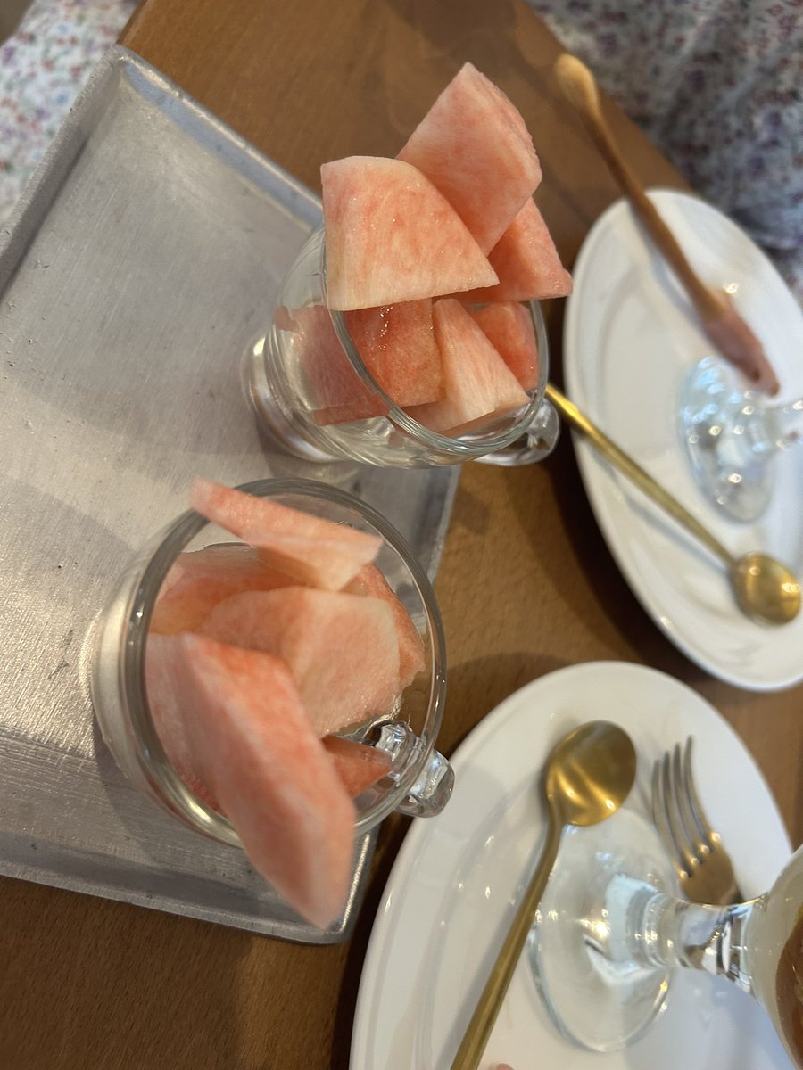 209l166's tweet photo. 桃パフェ https://t.co/WTU5Y6NlRg