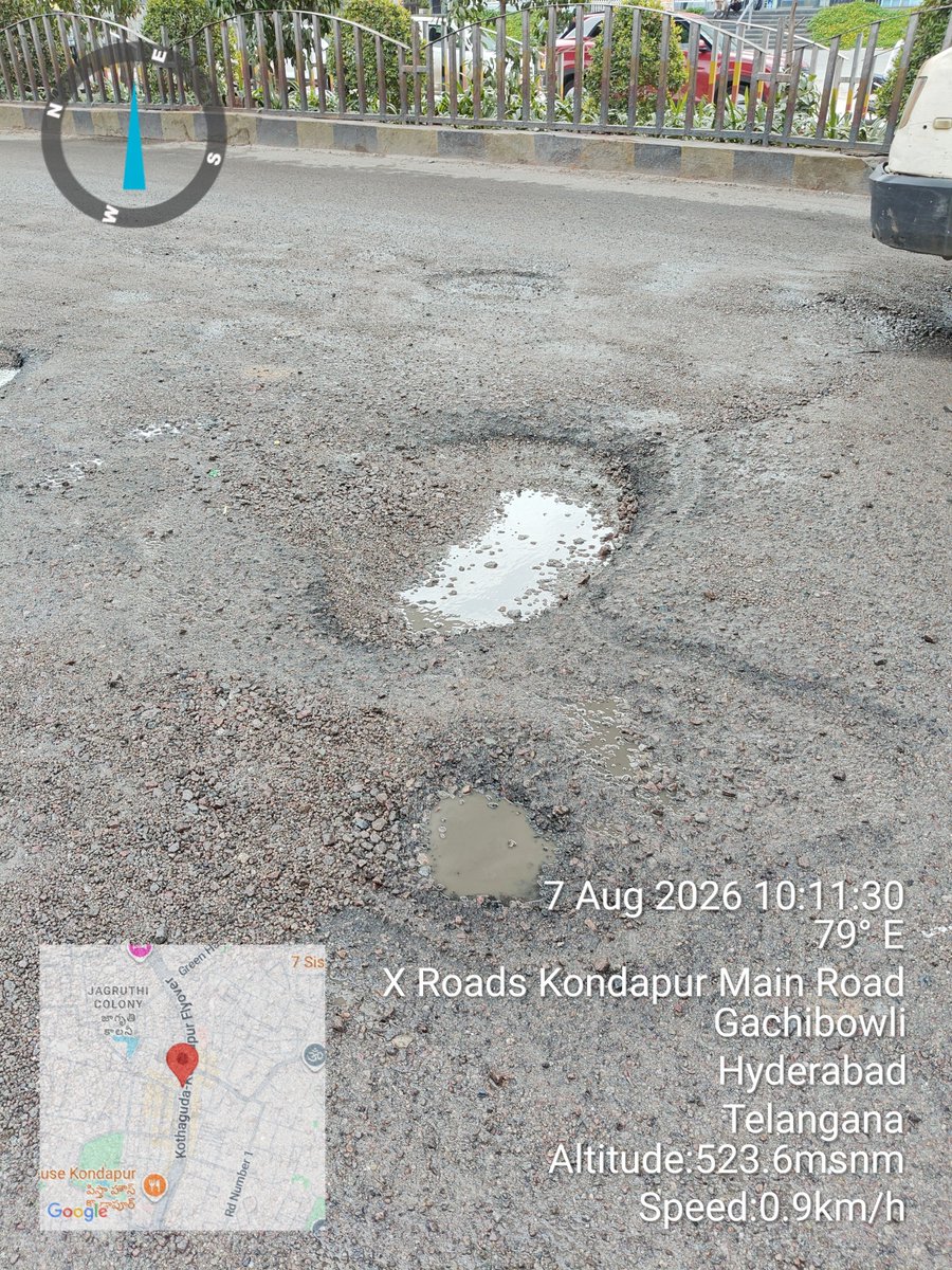 ActivistTeja's tweet photo. Death Traps in the Heart ❤️ of IT Hub Kondapur Signal and the catchment pit opposite to @volkswagenindia Kondapur Showroom has become the Death Traps for the Commuter's. Requesting @CMC_Offcl @GummallaSrijana @MC_Cyberabad to do the needful 

#PublicSafety #ArriveAlive https://t.co/RuPBjE5uzs