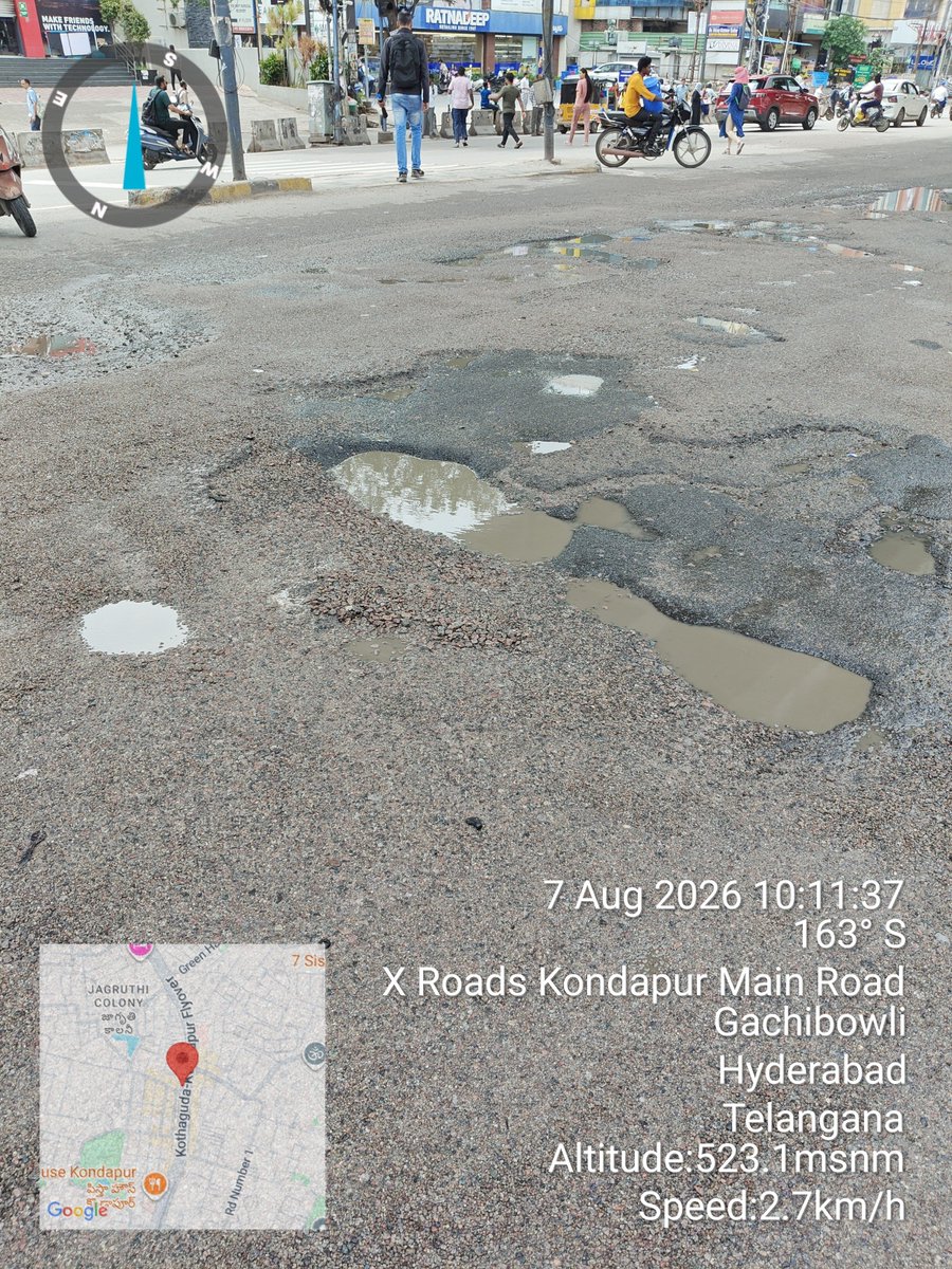 ActivistTeja's tweet photo. Death Traps in the Heart ❤️ of IT Hub Kondapur Signal and the catchment pit opposite to @volkswagenindia Kondapur Showroom has become the Death Traps for the Commuter's. Requesting @CMC_Offcl @GummallaSrijana @MC_Cyberabad to do the needful 

#PublicSafety #ArriveAlive https://t.co/RuPBjE5uzs