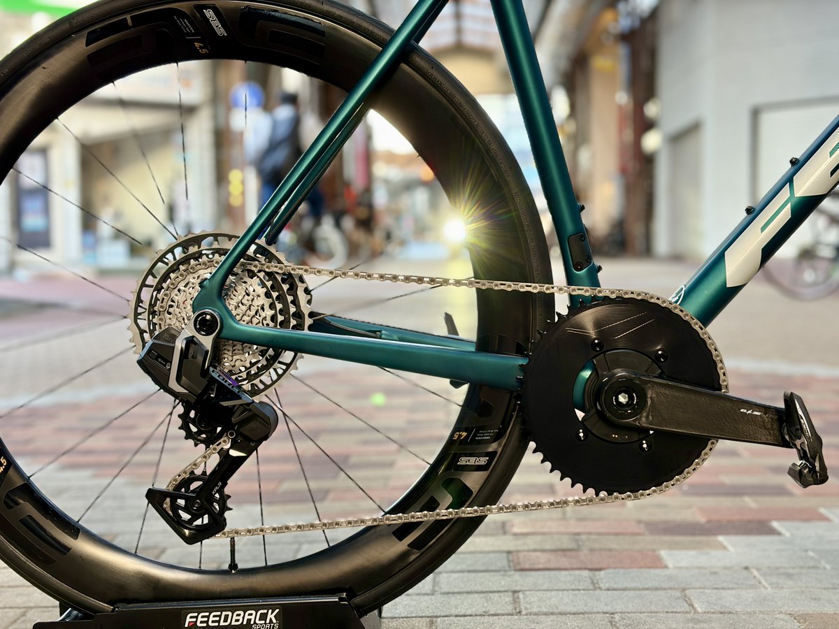 jitenshakoubou's tweet photo. FELT FR 4.0 × SRAM FORCE XPLR

話題の最先端1×13s組ませていただきました。

こちらのお客様は普段2×で乗ってても、インナーでリアのセンター〜トップ側はほとんど使わないので、だったらフロント1枚でもそ���なに困らないんじゃない？ということでXPLRに換装しました。

XPLRは10-46Tスプロケット。
これだけデカいカセットでもトップ側は10-11-12-13T〜21Tと結構細かく、今まで通り使えそうです。

FDが無くなればフロント変速のトラブルもバッテリーも無くなって、ついでにほんの少し軽量化。

嬉しい誤算だったのは変速スピード。
Full Mountの高剛性も効いてるのか、体感ではシマノと比べても遜色ないぐらいスパスパ変わります。

あとはFR 4.0はせっかくUDH対応なんで、だったら最新のFull Mount XPLRを使わないのも勿体ない。

ハンガー無しで直付けされたゴツいリアメカとバカでかい46T。
ロードバイクではなかなか見慣れない組み合わせですが、SES 4.5と相まってなかなかどうしてカッチョイイです。

S君 ご依頼ありがとうございました🙇‍♂️