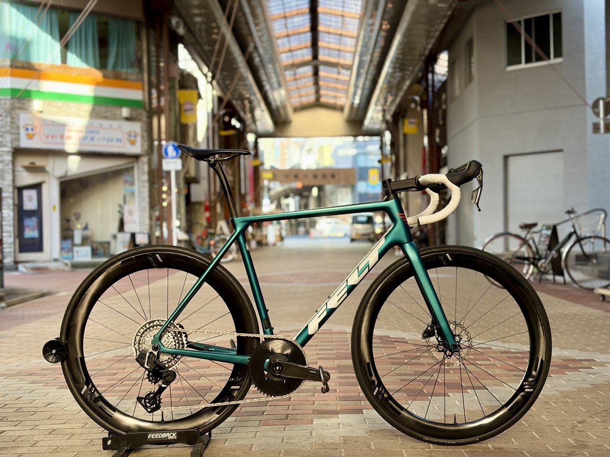jitenshakoubou's tweet photo. FELT FR 4.0 × SRAM FORCE XPLR

話題の最先端1×13s組ませていただきました。

こちらのお客様は普段2×で乗ってても、インナーでリアのセンター〜トップ側はほとんど使わないので、だったらフロント1枚でもそ���なに困らないんじゃない？ということでXPLRに換装しました。

XPLRは10-46Tスプロケット。
これだけデカいカセットでもトップ側は10-11-12-13T〜21Tと結構細かく、今まで通り使えそうです。

FDが無くなればフロント変速のトラブルもバッテリーも無くなって、ついでにほんの少し軽量化。

嬉しい誤算だったのは変速スピード。
Full Mountの高剛性も効いてるのか、体感ではシマノと比べても遜色ないぐらいスパスパ変わります。

あとはFR 4.0はせっかくUDH対応なんで、だったら最新のFull Mount XPLRを使わないのも勿体ない。

ハンガー無しで直付けされたゴツいリアメカとバカでかい46T。
ロードバイクではなかなか見慣れない組み合わせですが、SES 4.5と相まってなかなかどうしてカッチョイイです。

S君 ご依頼ありがとうございました🙇‍♂️