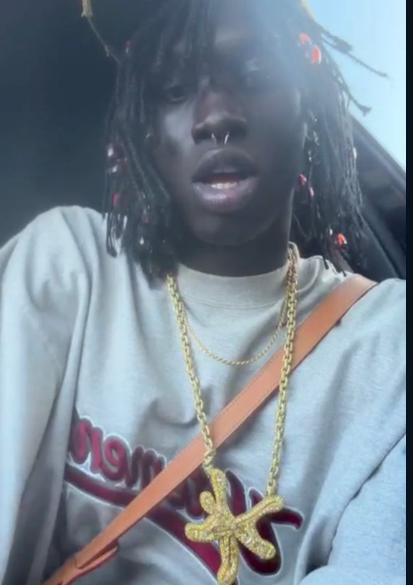 Kurrco's tweet photo. Pz’ spotted rocking Young Thug’s YSL chain 👀 https://t.co/1crdnvHWOY