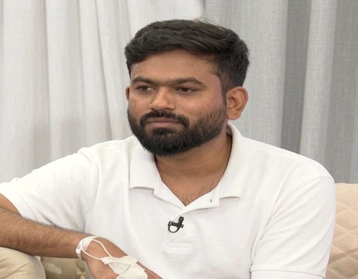 worshipVK's tweet photo. This reporter literally laughed on Abhijeet Dipke's face over his dumbness 🚨

Reporter - It was a student vs govt protest. Now ink getting thrown on Neha Bora's face has completely changed this protest

Abhijeet Dipke - See, ink was thrown on me and ink has been thrown on her. This is done just by the BJP goons. I got the resignation after getting ink thrown on my face. She will get the resignation too

Reporter - But sir, you got the resignation from BJP. And if she succeeds in getting the resignation then it will be a resignation from Congress, not from BJP (laughs)

Abhijeet Dipke - you very well know what I meant. Everyone who is accountable should resign

Reporter - When it was BJP, you were straightaway asking for Dharmendra Pradhan's resignation. Now it's Congress, you are not even naming one person. Even though Dharmendra Pradhan made sure Re NEET happens and he accepted his mistake. Congress govt is not even doing a re exam. They are okay with all the leaks. Their whole govt there should be sacked? 

Abhijeet Dipke had no reply. He made a puppy cluleless face while the reporter kept laughing on him 🙏