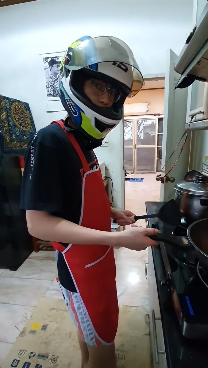 chimeovv's tweet photo. Chimon masak pake helm juga best seller, bahkan sampe sekarang masih nemu au pake foto ini 😂 https://t.co/Yv5oxjUutR