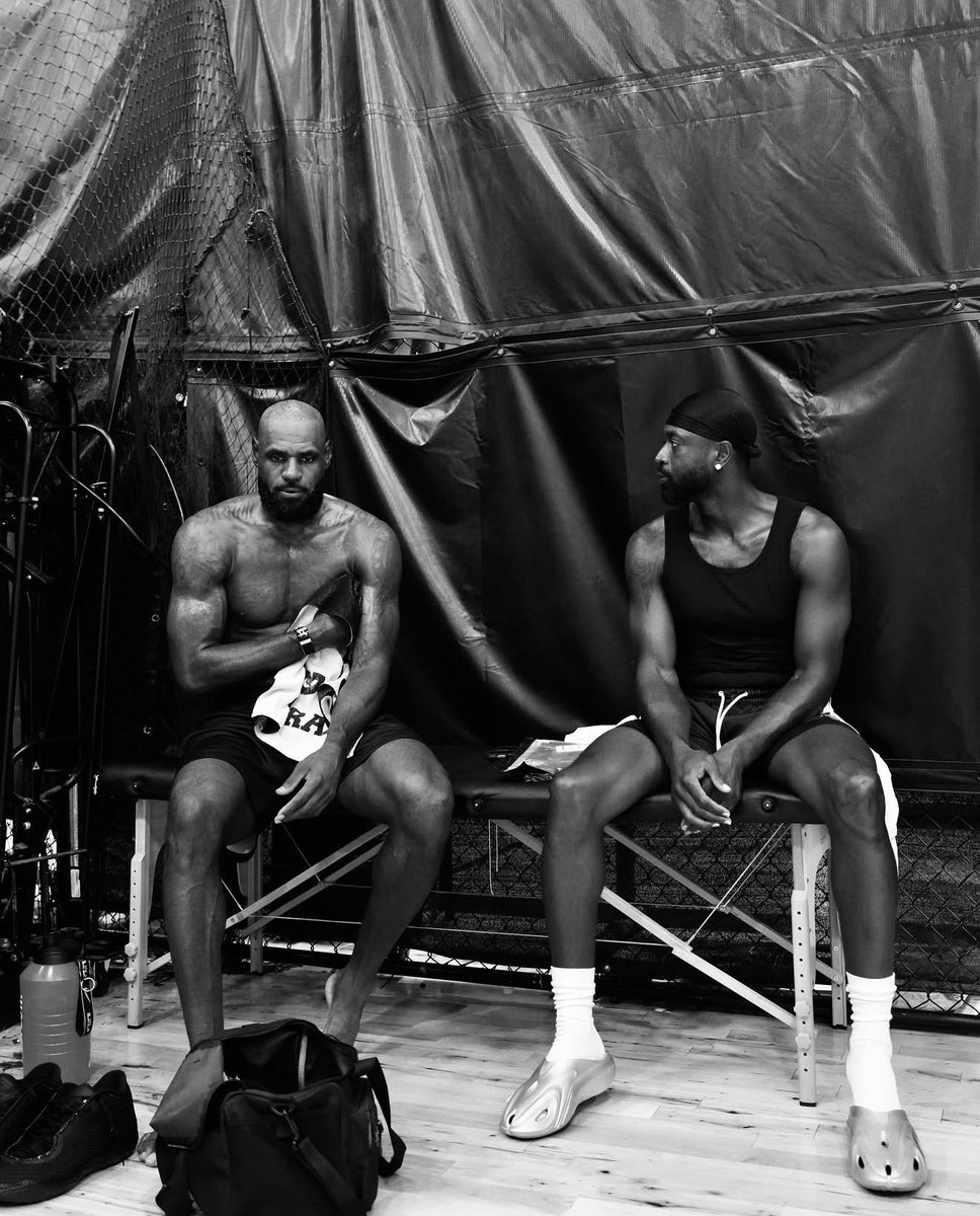 Bronupdates's tweet photo. LeBron James and Dwyane Wade in the lab together 👑 x ⚡️

Legendary duo 🔥 https://t.co/tA2fOQE45Z