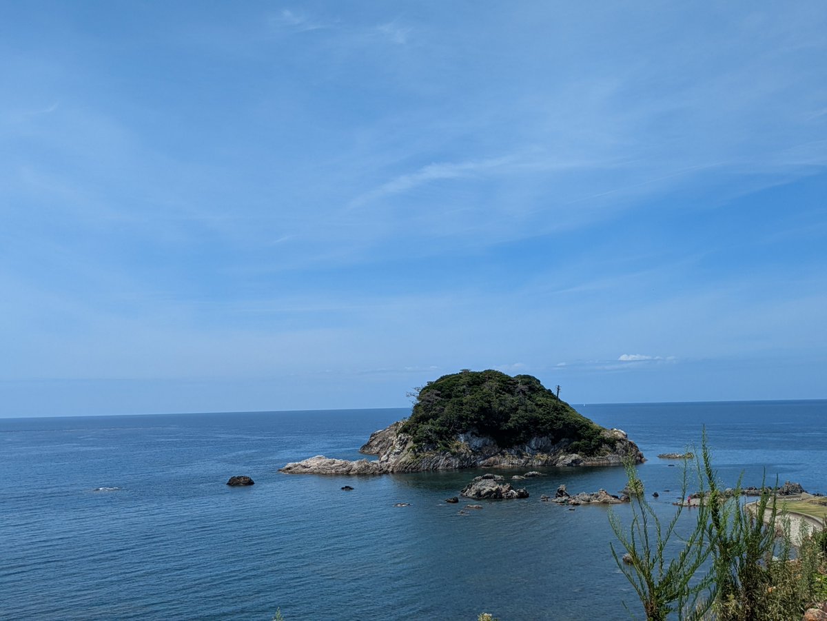 hsatoru2's tweet photo. 亀島園地。今日は無人島で遊泳。干潮だと島まで足が着くくらいの深さになるらしいのだけど、今回は足立たないくらい深かったので泳いで渡るゾイ。 https://t.co/iSZcb0GVpn