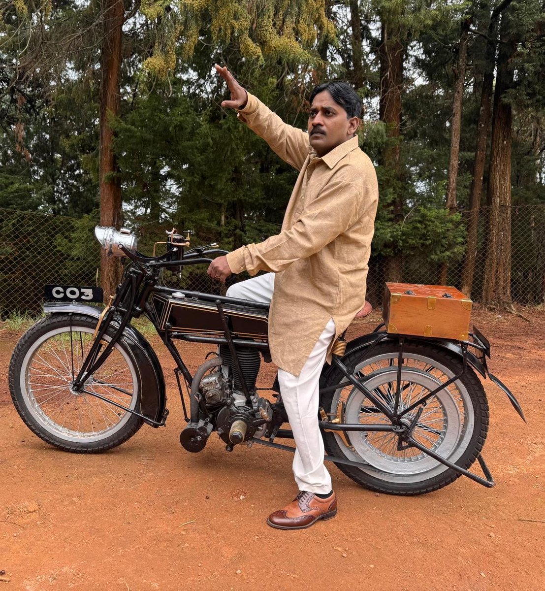 XMovieHolic's tweet photo. .#Karunakaran ah comedy characterla paathu pazhagiya namakku, #GDN la avaroda serious performance oru pleasant surprise! 

Characterku perfecta fit aagi, romba naturala pannirukaaru. 

Ippadiyaana guna chithira roles avarukku innum neraya kudukalam! ❤️ https://t.co/PAyZOfWkUX