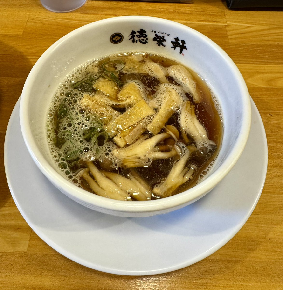 maoh_ark01's tweet photo. 中華そば　徳栄軒
甲府駅北口甲州夢小路
おざらーめん　¥990
大盛　¥165
正におざらの🍜ラーメン版
シメジがきいた正油スープに平打ち麺がもちもちで美味い😋
大盛で満腹〜
暑い日の一杯
おすすめです
#ラーメン
#おざら
#中華そば
#徳栄軒 https://t.co/YMTArHGyus