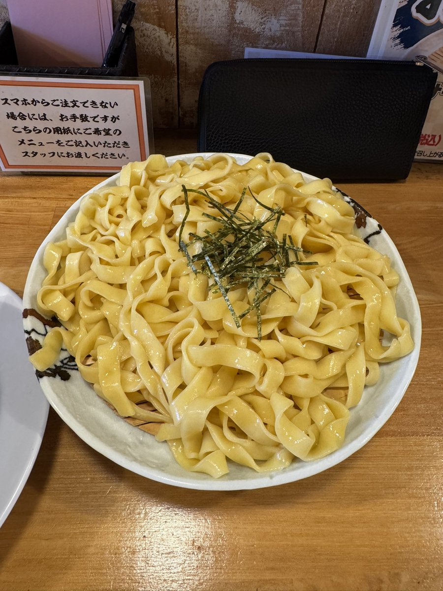 maoh_ark01's tweet photo. 中華そば　徳栄軒
甲府駅北口甲州夢小路
おざらーめん　¥990
大盛　¥165
正におざらの🍜ラーメン版
シメジがきいた正油スープに平打ち麺がもちもちで美味い😋
大盛で満腹〜
暑い日の一杯
おすすめです
#ラーメン
#おざら
#中華そば
#徳栄軒 https://t.co/YMTArHGyus