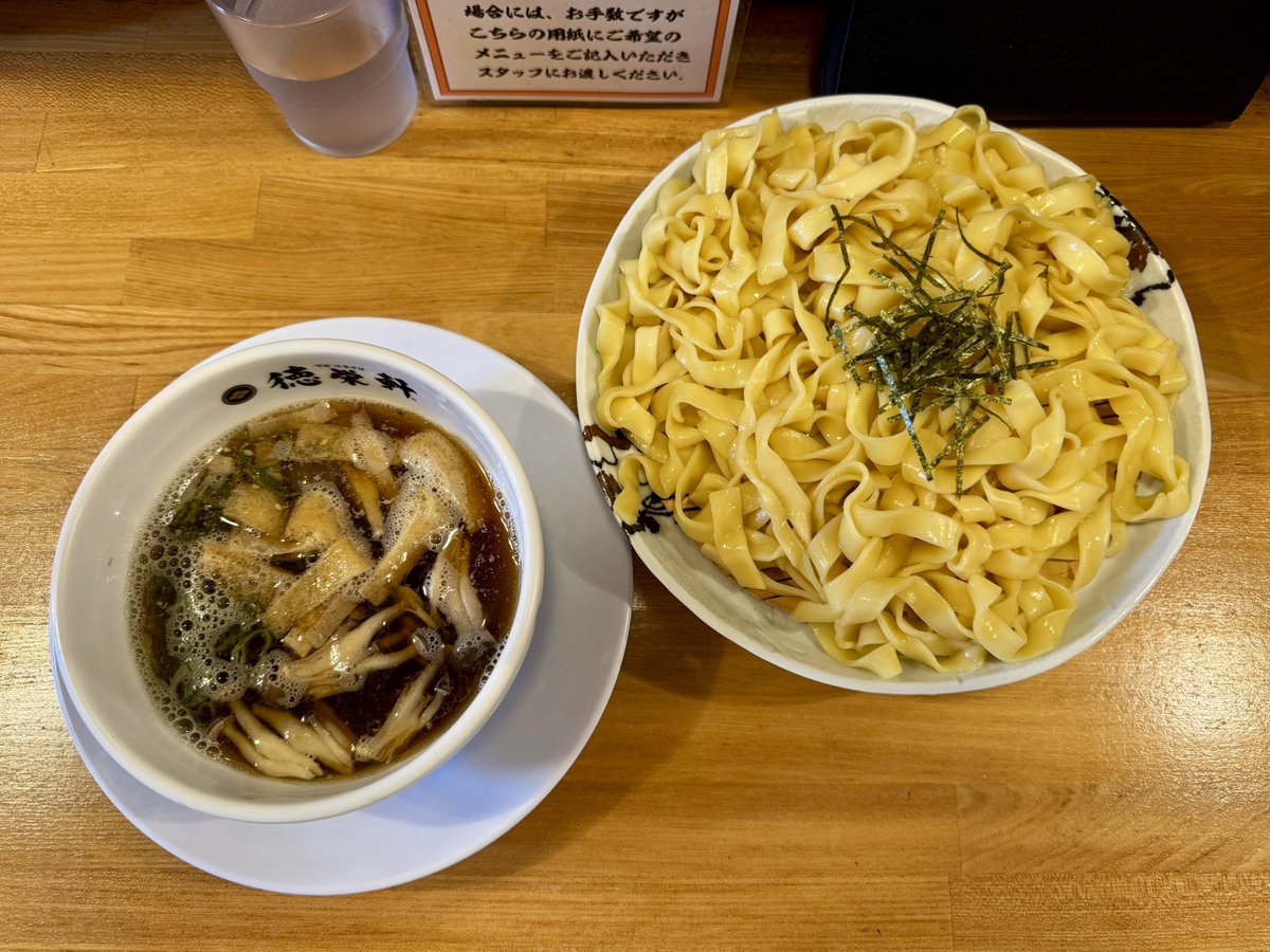 maoh_ark01's tweet photo. 中華そば　徳栄軒
甲府駅北口甲州夢小路
おざらーめん　¥990
大盛　¥165
正におざらの🍜ラーメン版
シメジがきいた正油スープに平打ち麺がもちもちで美味い😋
大盛で満腹〜
暑い日の一杯
おすすめです
#ラーメン
#おざら
#中華そば
#徳栄軒 https://t.co/YMTArHGyus