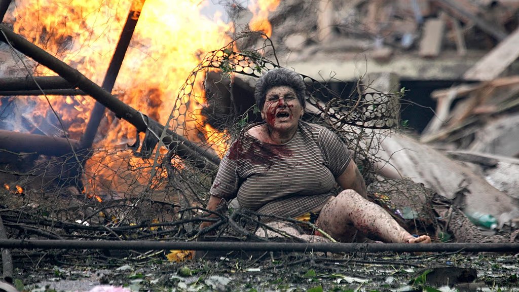 cyprien_ronze's tweet photo. 🇷🇺🇬🇪 Le 8 août 2008, la Russie envahissait la Géorgie.

Le mode opératoire est à peu près le même que celui utilisé dans le Donbass ou en Transnistrie (Moldavie) :
- création d'une population « russe » à protéger avec la distribution massive de passeports russes aux régions d'Ossétie du Sud et d'Abkhazie
- formation des milices séparatistes et fournitures d'armes
- accrochages avec les forces géorgiennes
-  intervention de la Géorgie pour rétablir sa souveraineté sur les régions séparatistes armées et financées par la Russie
- la Russie envahit la Géorgie pour soi-disant secourir les Russes d'Ossétie et d'Abkhazie.

La Russie, on ne la refait pas.
Elle est prête à sacrifier des centaines de milliers de jeunes hommes pour quelques km2 de contrôle territorial.
Cette puissance expansionniste et révisionniste continuera tant qu'on ne l'arrêtera pas.